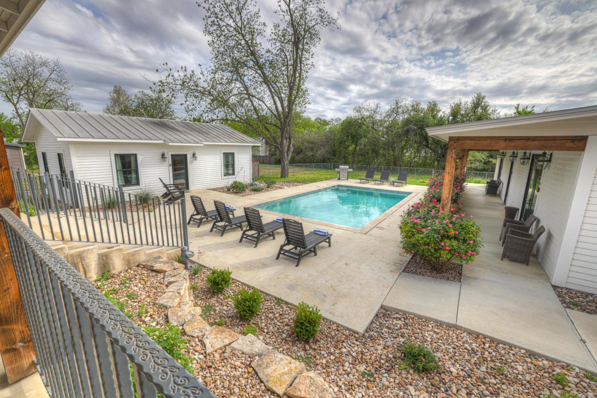Schubert Inn Cottage - Pool - Walk To Main St Fredericksburg Exterior photo